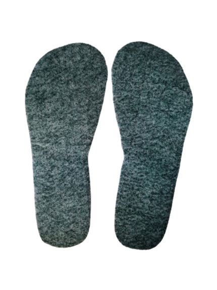 Insulating synthetic soles